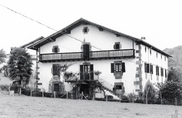 Casa Elizaldea revocada excepto en los recercos y esquinales. Arraioz (Baztan-N), 1999. Fuente: Marisa Picabea, Grupos Etniker Euskalerria.