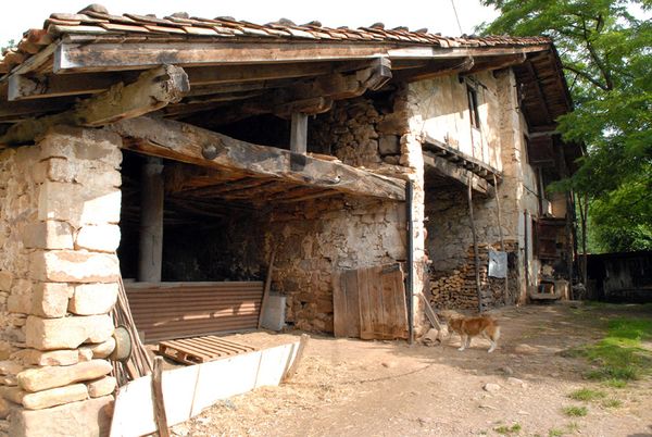 Casa antigua de Sara (L), 2011. Fuente: Michel Duvert, Grupos Etniker Euskalerria.