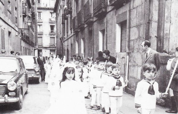 Procesión de Primera Comunión. Donostia (G), c. 1945. Fuente: Argazkiak. Gipuzkoa-Donostia (1941-1950) Fotografías. Donostia, 1988.