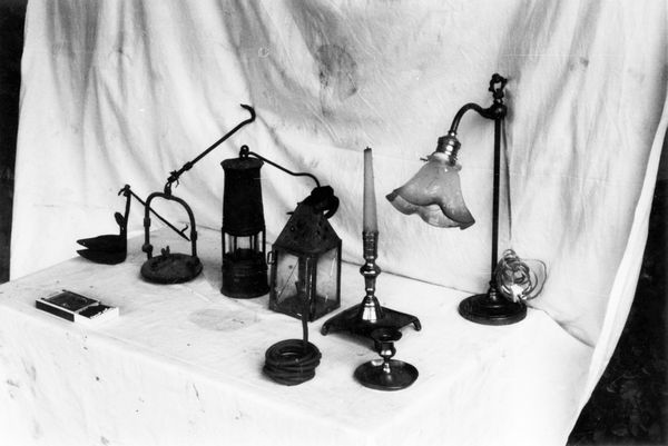 Instrumentos para el alumbrado doméstico. Zerain (G), 1983. Fuente: Archivo particular José M.ª Mugica.