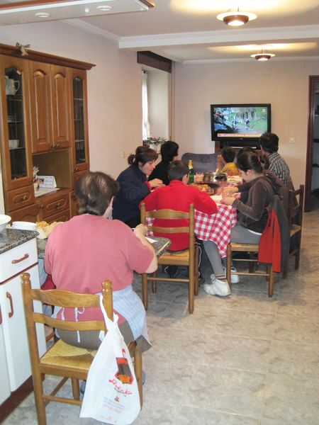 El ama de casa, etxekoandrea, comiendo aparte para atender a los comensales. Ajangiz, 2011. Fuente: Segundo Oar-Arteta, Grupos Etniker Euskalerria.