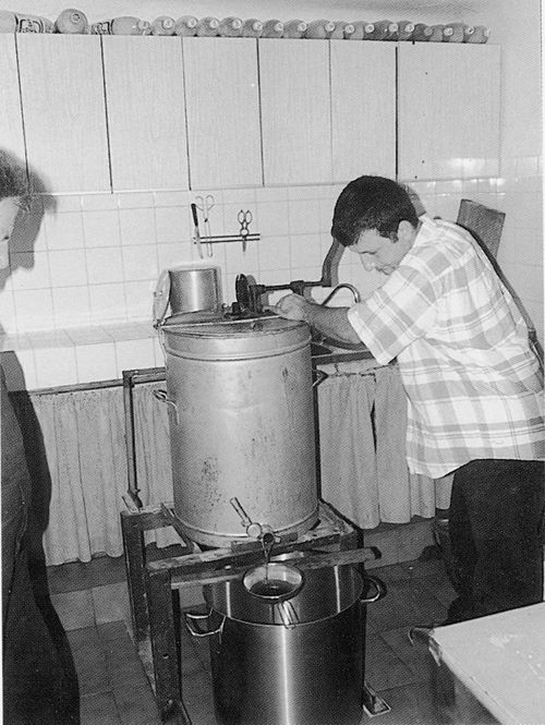 Extractor centrífugo de miel. Arraioz (N), 1997. Fuente: Marisa Picabea, Grupos Etniker Euskalerria.