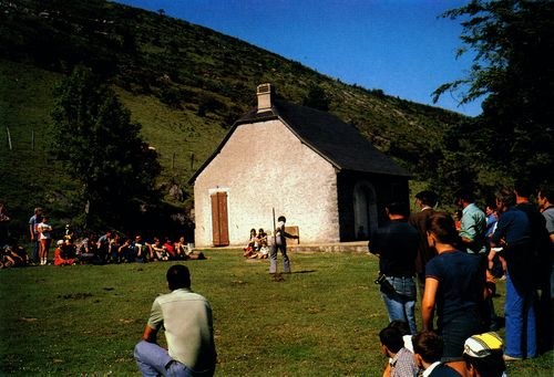Lanzamiento de barra. Vasconia continental. Fuente: Blot, Jacques. Artzainak. Les bergers basques. Los pastores vascos. San Sebastián, Elkar, 1984.