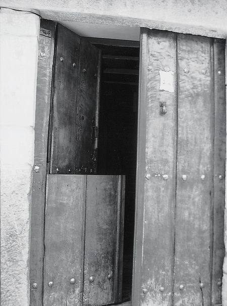 Puerta de entrada de doble hoja, una de ellas partida. Orozko (B), 2006. Fuente: Edurne Romarate, Grupos Etniker Euskalerria.