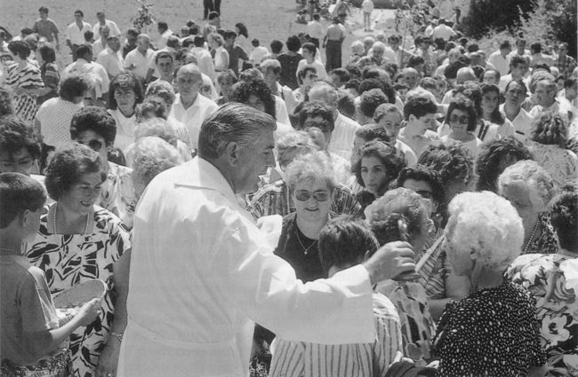 Beso de reliquia en el Santuario de Ntra. Sra. de Okon. Bernedo (A), 1988. Fuente: José Antonio González Salazar, Grupos Etniker Euskalerria.