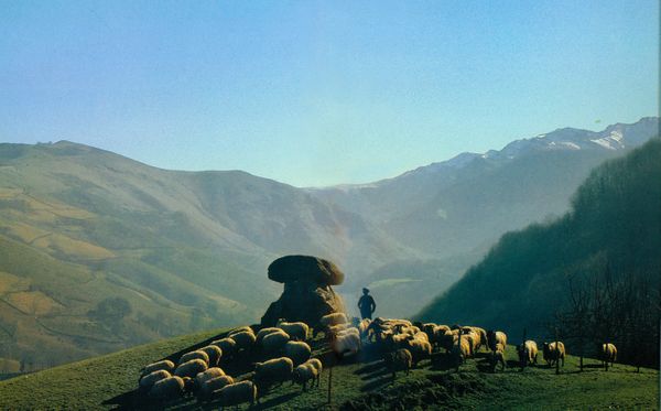 Pérennité des zones de pâturages. Dolmen de Gaxteenia. Mendibe (BN), 1980. Fuente: Blot, Jacques. Artzainak. Les bergers basques. Los pastores vascos. San Sebastián, Elkar, 1984.