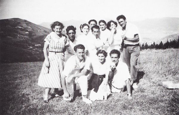 Jóvenes de excursión. Busturia (B), 1950. Fuente: Joseba Agirreazkuenaga, Grupos Etniker Euskalerria.
