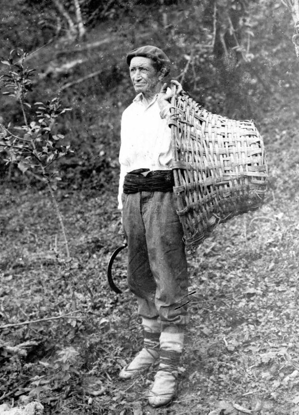 Calzado de abarcas de cuero. Ikaztegieta (G), c. 1930. Fuente: Gure Gipuzkoa: fondo Indalecio Ojanguren.