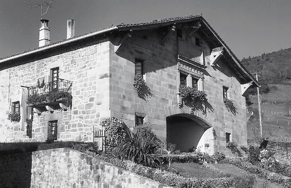 Palacio Garatikoa construido en sillería. Garai (B), 1975. Fuente: Archivo particular Íñigo Agirre.