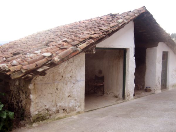 Txarrikortea, antigua cochiquera, horno de pan y gallinero en un mismo edificio. Ajangiz (B), 2011. Fuente: Segundo Oar-Arteta, Grupos Etniker Euskalerria.