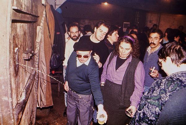 Abrir el txotx. Gipuzkoa, 1988. Fuente: Antxon Aguirre, Grupos Etniker Euskalerria.