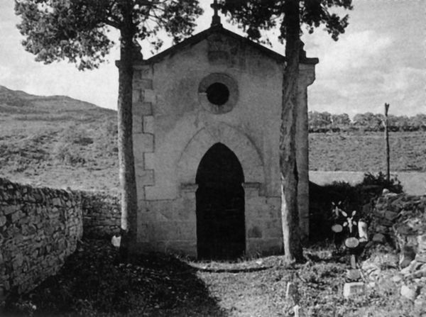 Capilla del cementerio. Nanclares de Gamboa (A), 1990. Fuente: Juan José Galdos, Grupos Etniker Euskalerria.