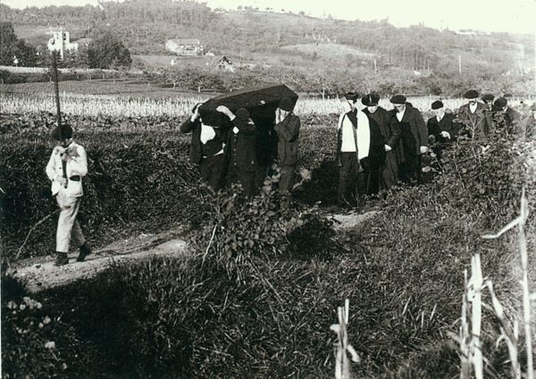 Un entierro en Gipuzkoa el año 1917. Fuente: Archivo Aguirre. Donostia.