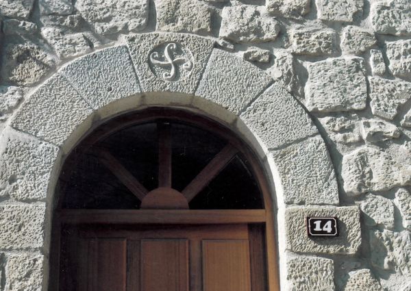 Clave de puerta decorada. Moreda (A), 1999. Fuente: José Ángel Chasco (Juan Antonio López de Castro), Grupos Etniker Euskalerria.