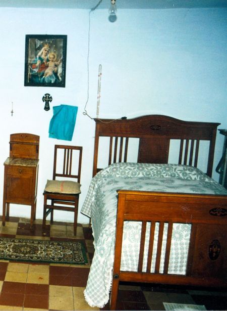 Pera en la cabecera de la cama. Mélida (N), 1997. Fuente: M.ª Luisa García, Grupos Etniker Euskalerria