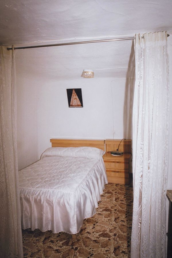 Imagen religiosa en habitación de cueva. Valtierra (N), 2001. Fuente: Gabriel Imbuluzqueta, Grupos Etniker Euskalerria.