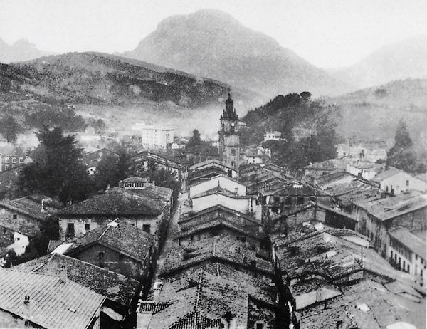 Orientación norte-sur de las calles del núcleo antiguo. Durango (B), principios del siglo XX. Fuente: Archivo Fotográfico Labayru Fundazioa.