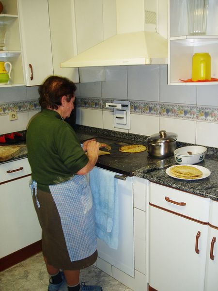 El ama de casa, cocinando. Ajangiz (B), 2011. Fuente: Segundo Oar-Arteta, Grupos Etniker Euskalerria.