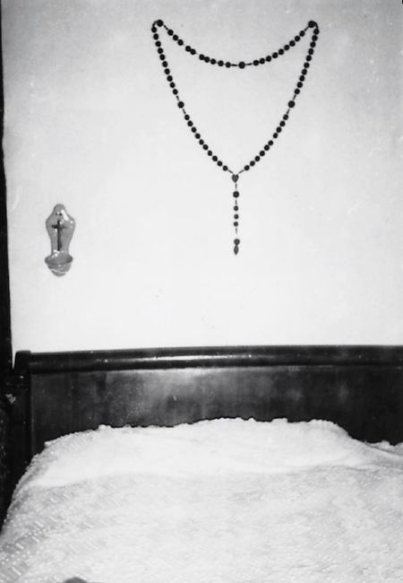 Urbedeinkatu-ontzia, aguabenditera, en la cabecera de la cama. Zerain (G), 1983. Fuente: Archivo particular José M.ª Mugica.