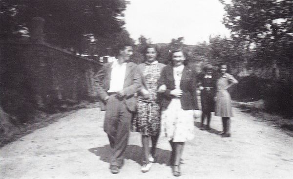 Paseo. Aoiz (N), 1947. Fuente: Pilar Sáez de Albéniz, Grupos Etniker Euskalerria.