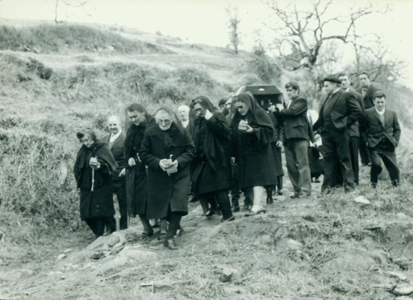 Camino al camposanto (representación). Orexa (G), 1977. Fuente: Iñaki Linazasoro, Grupos Etniker Euskalerria.