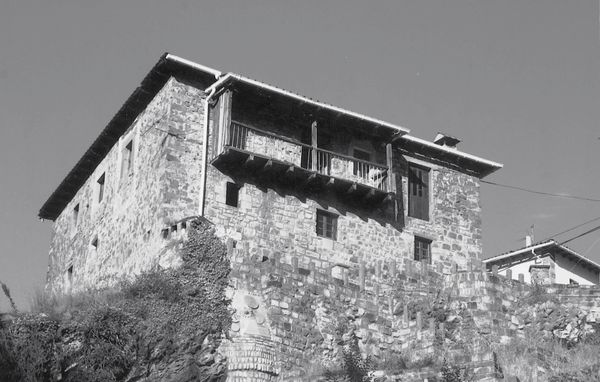 Casa con balcón secadero. Roncal (N), 2004. Fuente: Pablo Orduna (Javier Portús), Grupos Etniker Euskalerria.