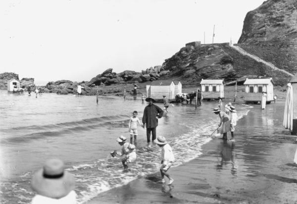 En la playa. Deba (G). Fuente: Archivo Municipal de Vitoria-Gasteiz: Foto E. Guinea.