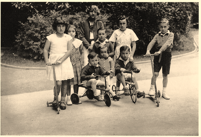 Niños con patinetes y triciclos en la Florida. Vitoria (A). Fuente: Archivo Municipal de Vitoria-Gasteiz: Foto Yanguas.