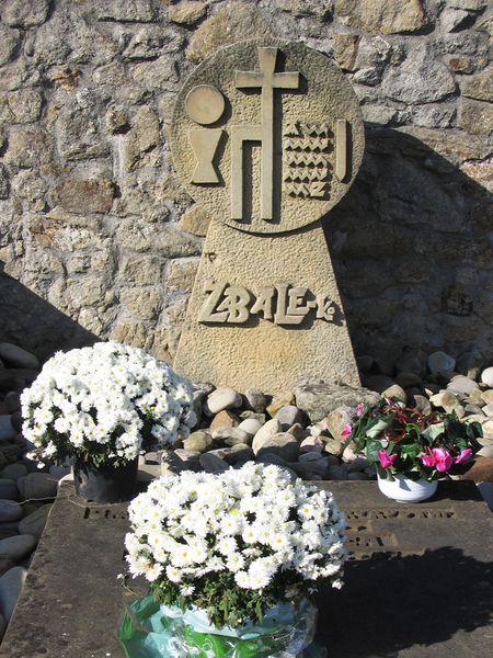 La sepultura, jarlekua, de la iglesia es un bien troncal. Urduliz (B), 2010. Fuente: Akaitze Kamiruaga, Grupos Etniker Euskalerria.
