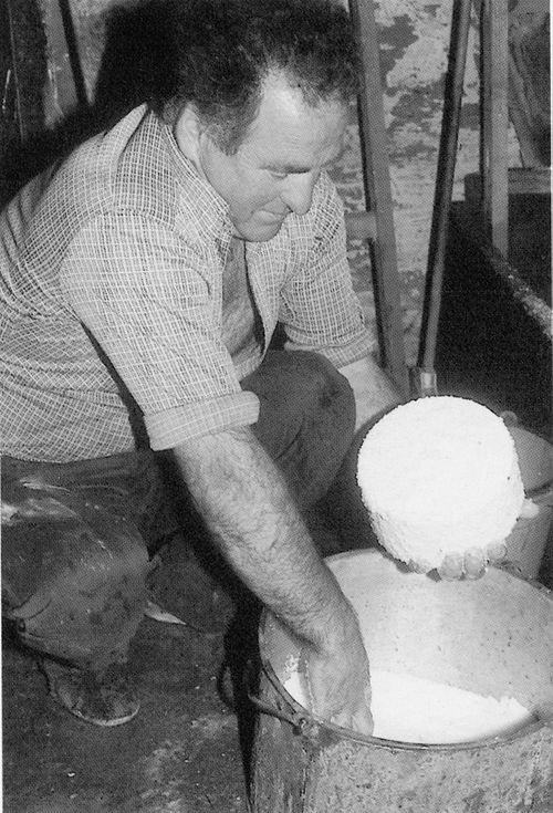 Salando el queso. Opama (A), 1985. Fuente: Antxon Aguirre, Grupos Etniker Euskalerria.