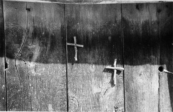 Cruces protectoras en la puerta de una cabaña de Aia (G), 1998. Fuente: Antxon Aguirre, Grupos Etniker Euskalerria.