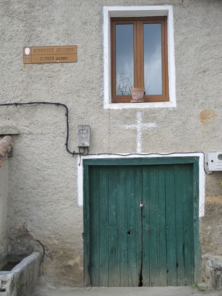 Puerta de entrada del caserío Narbaitzagainekoa. Elosua (G), 2011. Fuente: Segundo Oar-Arteta, Grupos Etniker Euskalerria.