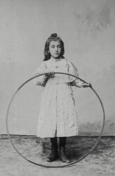 Foto de estudio de niña con aro a principios del siglo XX. Pamplona (N). Fuente: Archivo particular Roldán y Mena.