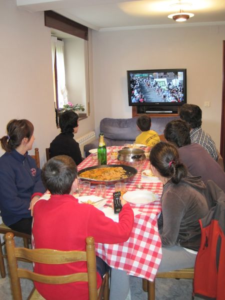 Televisión en la cocina de un caserío. Ajangiz (B), 2011. Fuente: Segundo Oar-Arteta, Grupos Etniker Euskalerria.