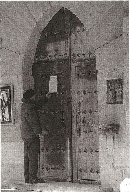 Esquela en la puerta de la iglesia. Maruri (B), 1992. Fuente: Archivo Fotográfico Labayru Fundazioa: José Ignacio García Muñoz.