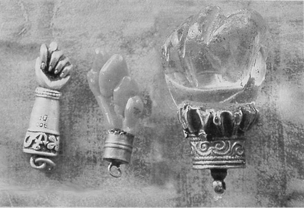 Amuletos con el gesto de la higa. Fuente: Euskaldunak. Tomo V. Donostia: Etor, 1985.