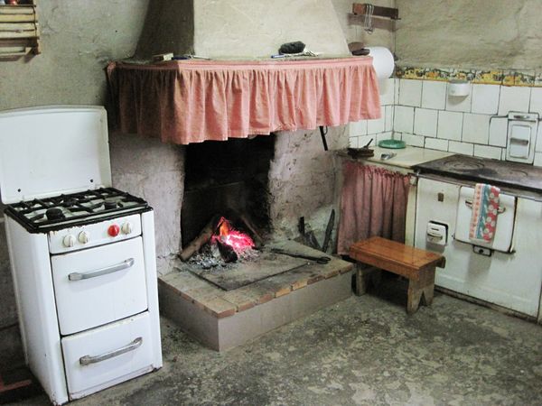 Fuego bajo, chapa y cocina de butano. Ajuria (B), 2011. Fuente: Segundo Oar-Arteta, Grupos Etniker Euskalerria.