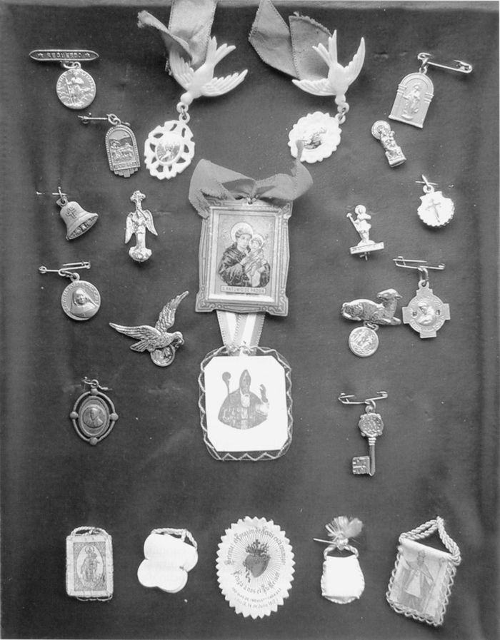Dominak, kutunak eta ebanjelioak. Medallas y amuletos religiosos. Fuente: Patxo Fernández de Jauregui, Grupos Etniker Euskalerria.