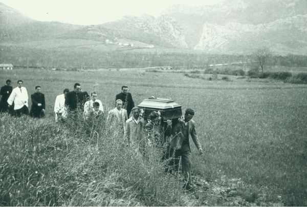 Camino al cementerio, c. 1950. Izurdiaga (N). Fuente: Carmen Jusué, Grupos Etniker Euskalerria.
