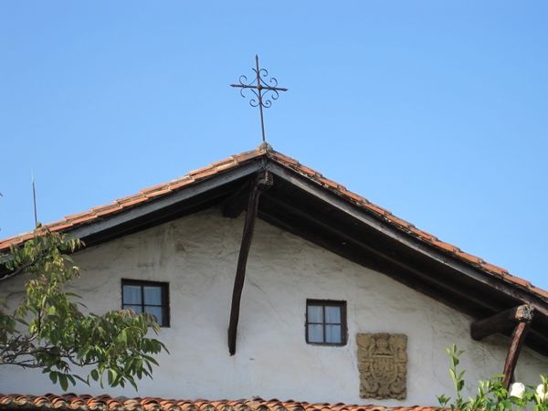 Cruz en el gailur, caballete, del tejado. Forua (B), 2011. Fuente: Segundo Oar-Arteta, Grupos Etniker Euskalerria.