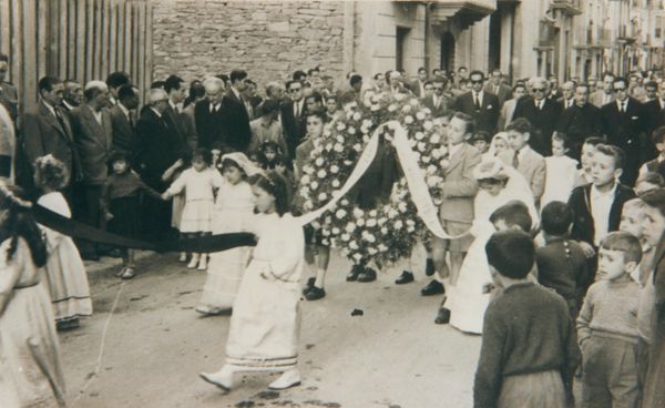 Entierro de párvulo. Sangüesa (N), 1954. Fuente: Juan Cruz Labeaga, Grupos Etniker Euskalerria.