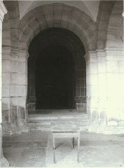 Mesa para depositar el féretro en el pórtico durante las exequias en la iglesia. Urnieta (G), c. 1965. Fuente: Luis Mari Zaldua, Grupos Etniker Euskalerria.