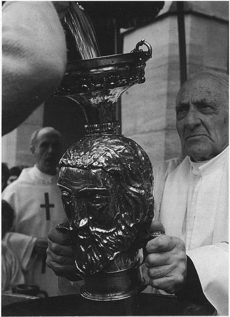 Trasvasando el agua por la cabeza del Santo. Obanos (N), 1985. Fuente: M.ª Amor Beguiristain, Grupos Etniker Euskalerria.