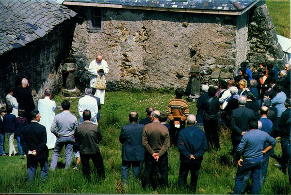 Festividad del Corpus Christi, Besta Berri, en Salbatore de Mendibe (BN). Fuente: Blot, Jacques. Artzainak. Les bergers basques. Los pastores vascos. San Sebastián, Elkar, 1984.