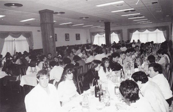 Banquete de boda. Azkona (N), 1993. Fuente: Antxon Aguirre, Grupos Etniker Euskalerria.