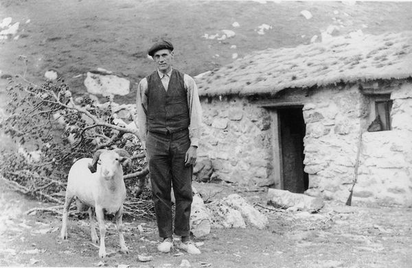 El pastor y su escopeta. Aralar (G), 1934. Fuente: Archivo PP. Benedictinos de Lazkao (G): Jesús Elosegui.