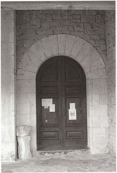 Esquelas en la puerta de la iglesia. Mañaria (B), 1992. Fuente: Archivo Fotográfico Labayru Fundazioa: José Ignacio García Muñoz.