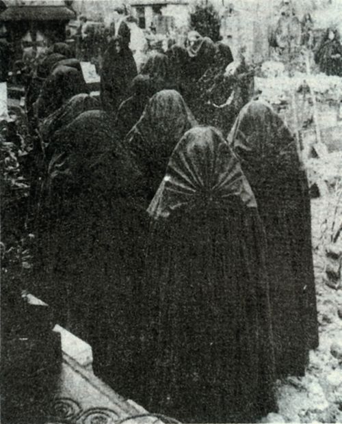 Mujeres con capuchina de duelo. Aldude (BN).