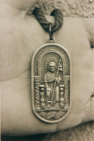 Medalla de la Archicofradía de Santiago Apóstol. (Anverso). Mélida (N). Fuente: Juan Sesma, Grupos Etniker Euskalerria.