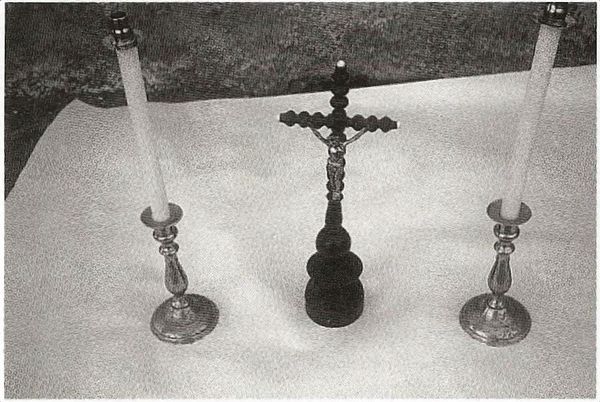 Altar en la habitación del enfermo. Bidegoian (G). Fuente: Luis Galarraga, Grupos Etniker Euskalerria.